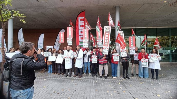 Archivo - Concentración de personal sanitario, celebrada el pasado diciembre, de rechazo al aumento de guardias que se pretenddía para poder cubrir el tercer punto de urgencias de Córdoba.