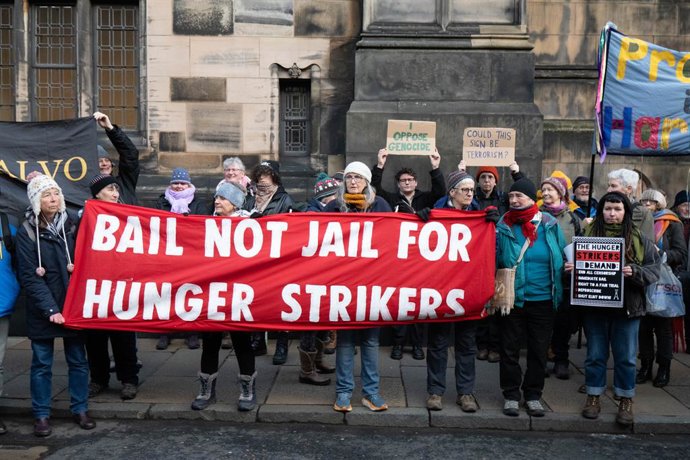12 de janeiro de 2026, Edimburgo, Escócia, Reino Unido: Ativistas de várias organizações pró-palestinas protestaram na Casa do Parlamento em Edimburgo antes de uma audiência sobre uma revisão judicial da proibição da Palestine Action na Escócia. A audiênc