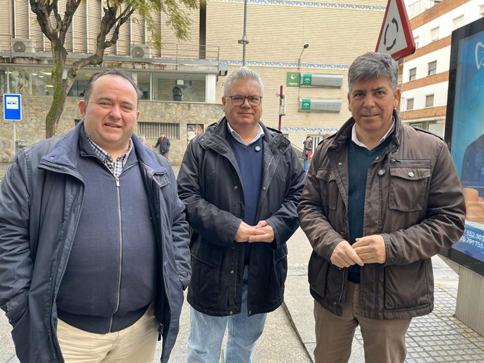 El portavoz del PSOE en la Diputación de Córdoba, Esteban Morales (centro), y el alcalde y secretario general socialista de Montilla, Rafa Llamas (dcha.).
