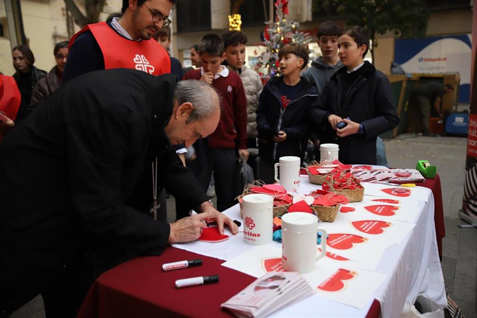 El obispo de Córdoba, Jesús Fernández, participa en el acto solidario de Cáritas Diocesana.
