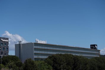Archivo - Exterior de la sede de Banco Sabadell, a 17 de abril de 2025, en Barcelona, Cataluña (España).