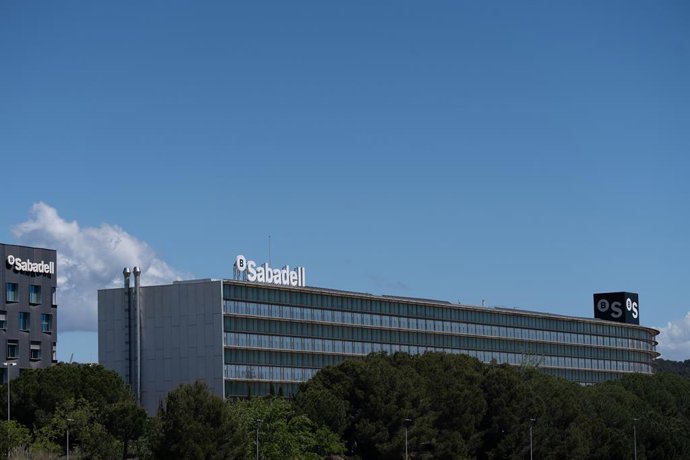 Archivo - Exterior de la sede de Banco Sabadell, a 17 de abril de 2025, en Barcelona, Cataluña (España).