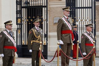Archivo - El Rey Felipe VI participa en el 40 aniversario de la jura de la bandera de la XLV promoción de la Academia General Militar, a 15 de noviembre de 2025, en Zaragoza.