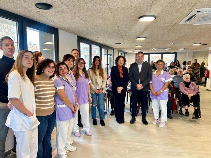La consejera Maeztu junto al alcalde de Ribaforda, Tirso Calvo, y personal del centro de día de Ribaforada en el acto de inauguración