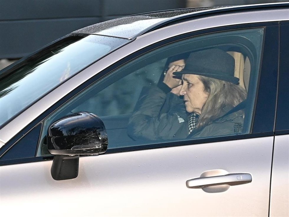 La Infanta Elena y Victoria Federica salen del palacio de la Zarzuela a 16 de enero de 2026 en Madrid (España).