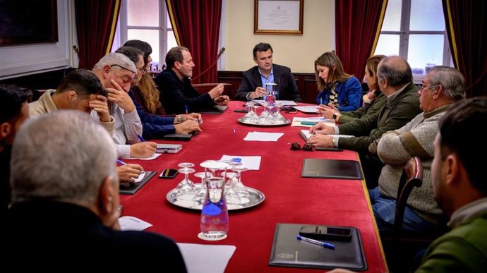El alcalde de Cádiz, Bruno García, acompañado por la teniente de alcalde de Fiestas y Carnaval del Ayuntamiento de Cádiz, Beatriz Gandullo, presidiendo este viernes el Consejo de Participación del Carnaval en la calle