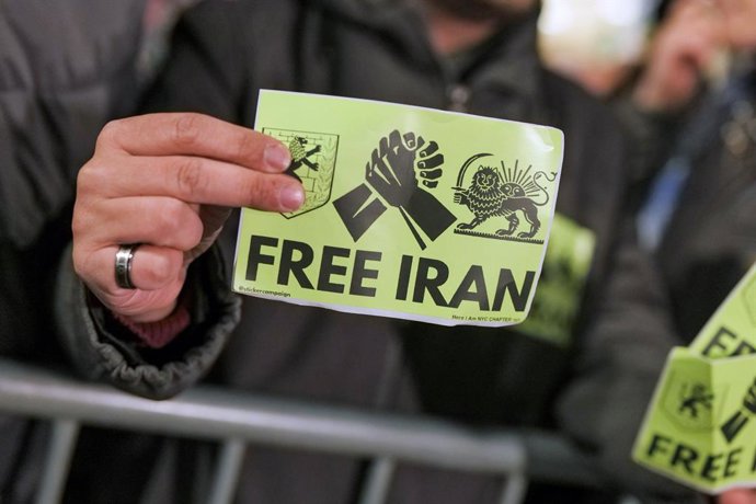 15 de janeiro de 2026, Nova York, Nova York, EUA: Manifestação em frente ao Consulado Iraniano em Nova York. Os manifestantes exigiram o fim do regime e um Irã livre, bem como uma ação do presidente Trump. O protesto foi anunciado como uma combinação de j