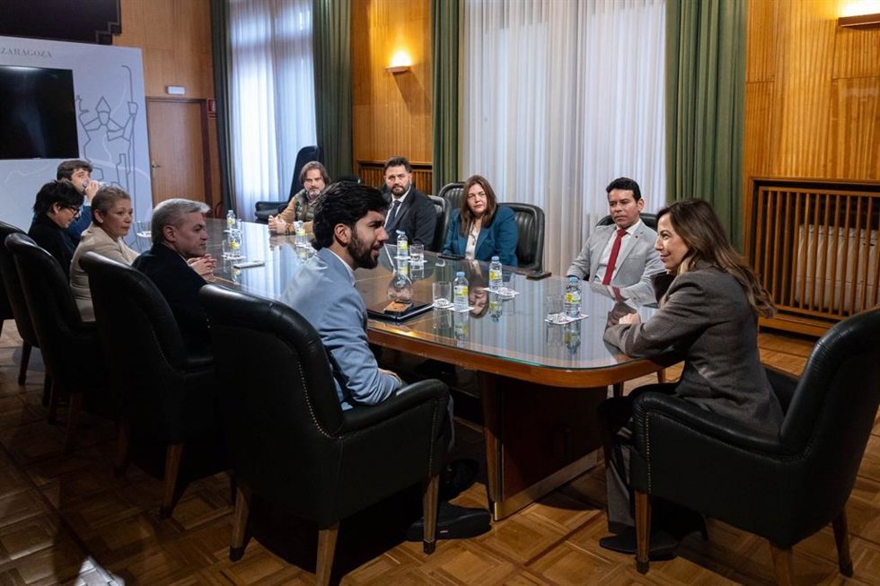 La alcaldesa de Zaragoza, Natalia Chueca, recibe en su despacho del Ayuntamiento al coordinador de 'Mundo con Venezuela' y 'Vente Venezuela' en España y Portugal, Pedro Antonio de Mendoa.