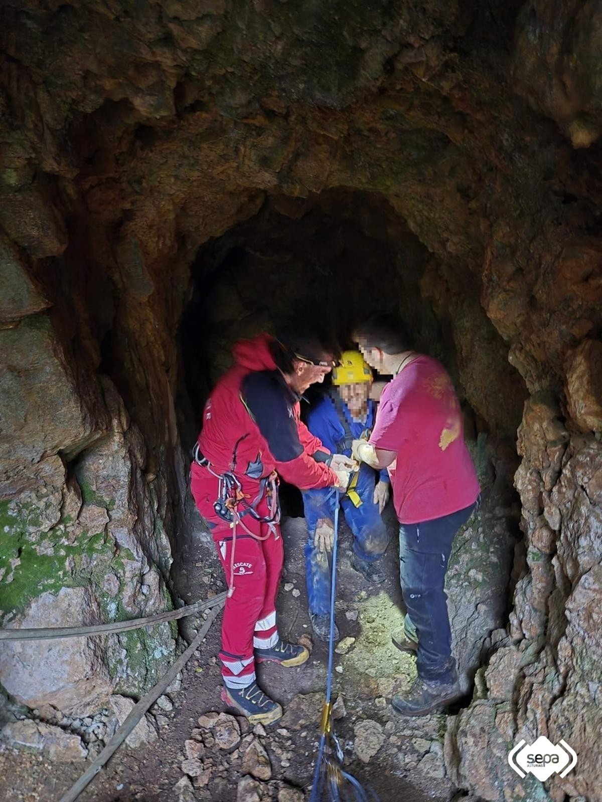 Rescatado ileso un hombre que quedó atrapado en un pozo en Caravia
