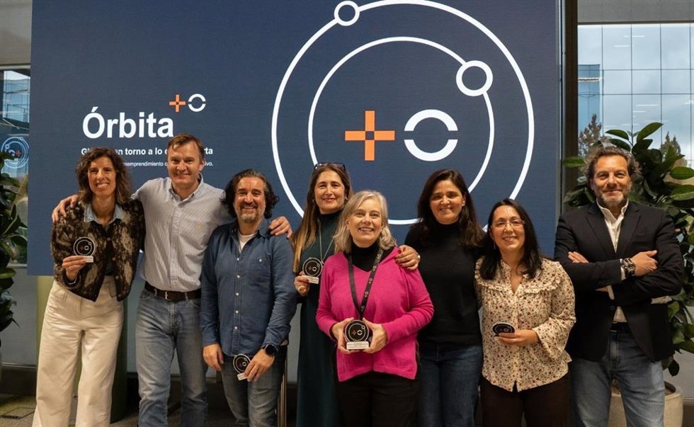 Foto de los miembros del equipo ganador, acompañados de Meinrad Spenger, CEO de MasOrange, y Manuel Lencero, CEO de Unlimited