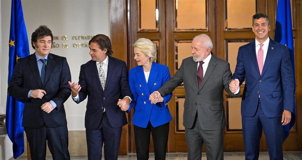 Archivo - 06 December 2024, Uruguay, Montevideo: (L-R) Argentina's President Javier Milei, Uruguay's President Luis Lacalle Pou, European Commission President Ursula von der Leyen, Brazil's President Luiz Inacio Lula da Silva and Paraguay's President Sa