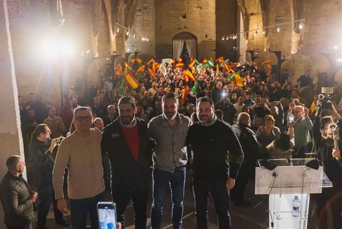 El presidente de Vox, Santiago Abascal, y los candidatos Alejandro Nolasco y David Arranz en el mítin de Fraga.