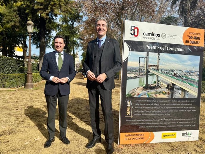 El delegado de Urbanismo, Juan De la Rosa, junto al Decano de Caminos Andalucía, Juan Manuel Medina, en la inauguración de la muestra.