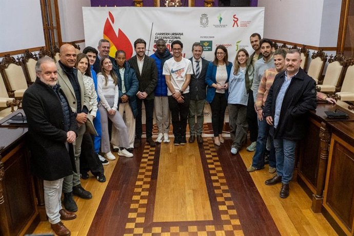 Recepción de los atletas que participarán en la edición 43 de la Carrera Internacional 'Noche de San Antón'.