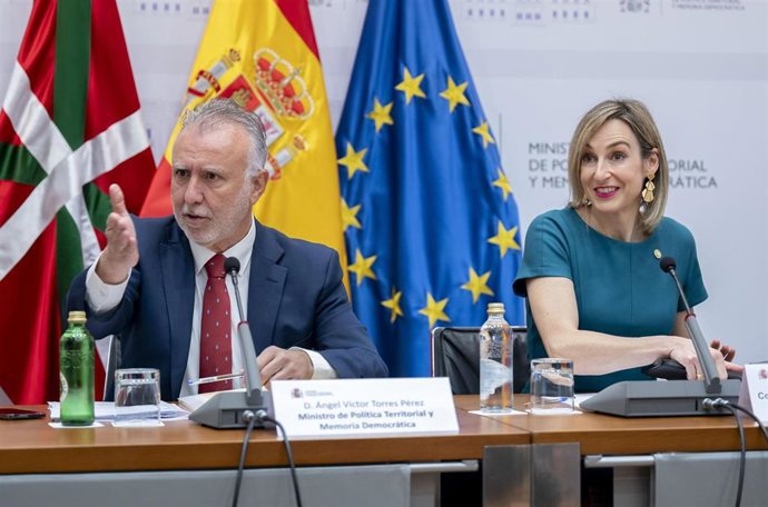 El ministro de Política Territorial y Memoria Democrática, Ángel Víctor Torres, junto a la consejera de Gobernanza, Administración Digital y Autogobierno del Gobierno Vasco, Maria Ubarretxena