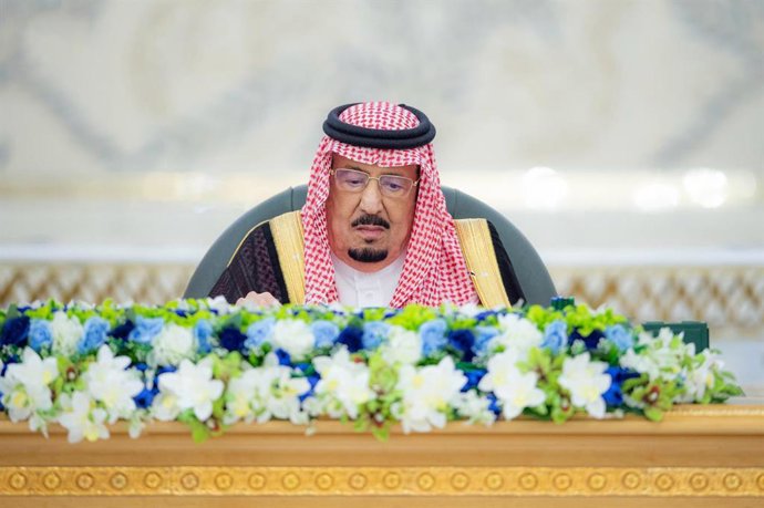 Archivo - Arquivo - 26 de agosto de 2025, Beirute, Beirute, Arábia Saudita: O rei saudita Salman bin Abdulaziz Al Saud preside uma sessão do Conselho de Ministros saudita em Jeddah, Arábia Saudita, em 26 de agosto de 2025.