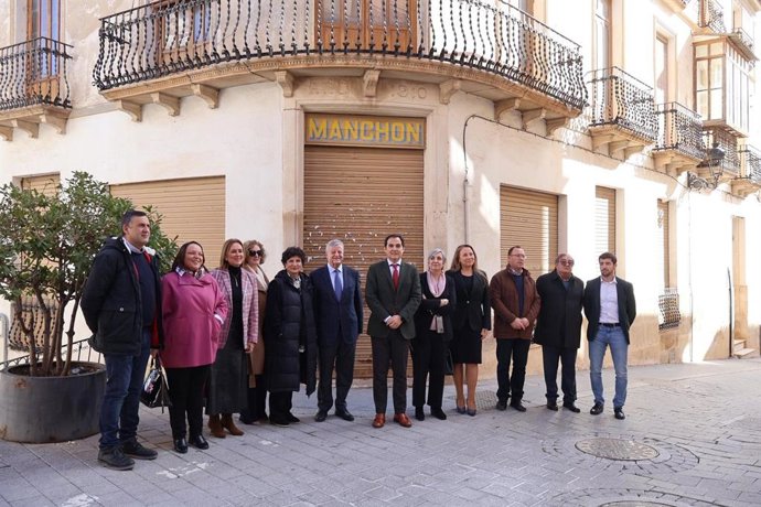 El consejero de Justicia, Administración Local y Función Pública, José Antonio Nieto, durante una visita institucional al municipio.
