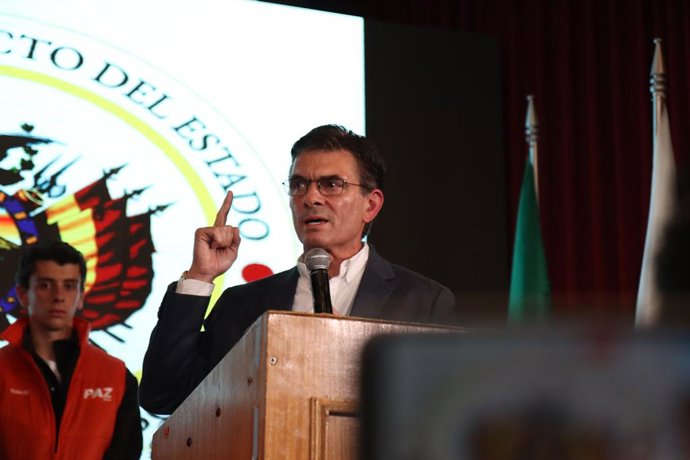 Archivo - October 19, 2025, La Paz, La Paz, Bolivia: Center-right senator and presidential candidate for the Christian Democratic Party (PDC), Rodrigo Paz, celebrates his preliminary victory in Bolivias presidential runoff election.