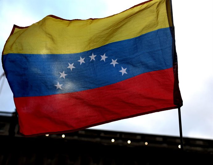 LONDON, Jan. 11, 2026  -- A demonstrator waves Venezuelan national flag during a protest condemning U.S. attack on Venezuela outside No. 10 Downing Street in London, Britain, Jan. 10, 2026.