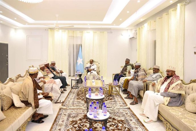 El presidente de Somalia, Hasan Sheij Mohamud, en una reunión con líderes locales de Las Anod.