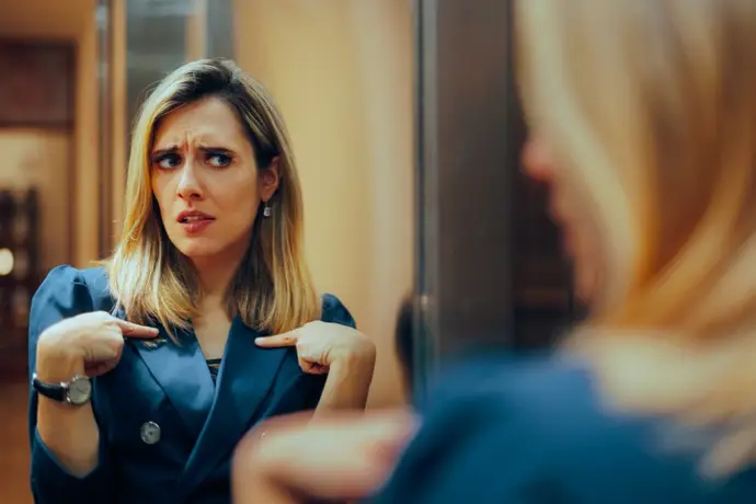 Mujer ante un espejo. - NICOLETAIONESCU/ISTOCK - Archivo