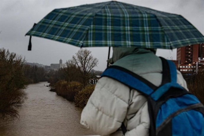 Una persona observa la lluvia en el Río Ter, a 27 de diciembre de 2025, en Girona, Catalunya (España). 
