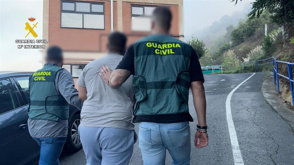 Uno de los detenidos en la operación