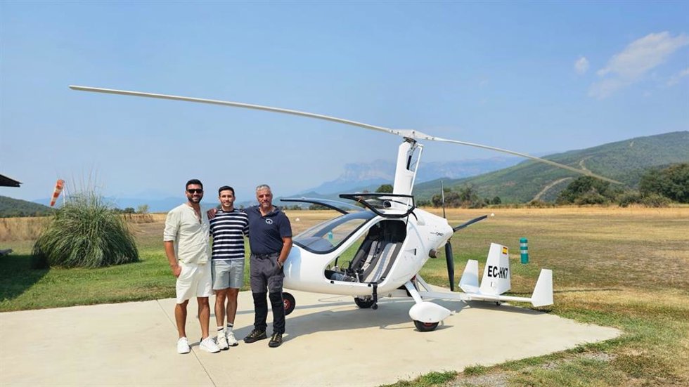 El gerente de Girolibre, Rafael García, a la derecha, junto a Luis de la Cierva, bisnieto de Juan de la Cierva, el ingeniero, inventor y desarrollador del autogiro, en el Aeródromo de Coscojuela (Huesca).