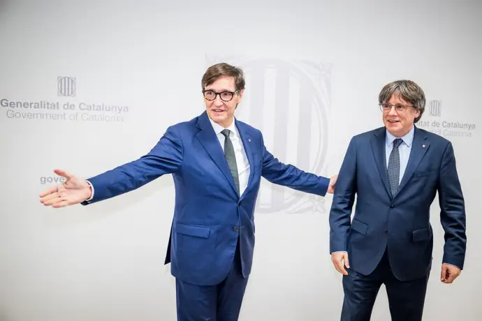 El presidente de la Generalitat, Salvador Illa, con Carles Puigdemont durante una reunión en Bruselas.