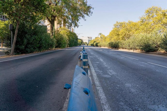 Archivo - Separadores del carril bus en la avenida de Kansas City, a 17 de agosto de 2023, en Sevilla, (Andalucía, España).