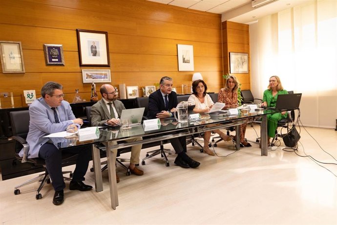 Archivo - El consejero de Sanidad, Presidencia y Emergencias, Antonio Sanz, preside la reunión del Patronato de la Fundación Pública Andaluza para la Integración Social de Personas con Enfermedad Mental (Faisem). (Foto de archivo).