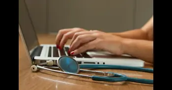 Los 'chatbots' de IA saltan a sector de la salud