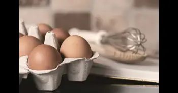 No es el agua fría: el truco que usan quienes trabajan con huevos para que se pelen solos