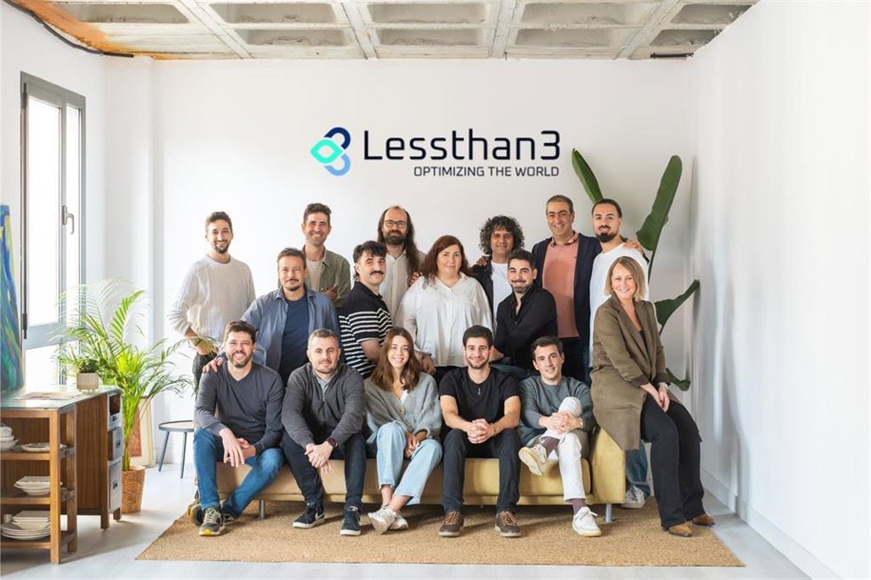 Equipo de la empresa asturiana Lessthan3.