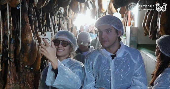 Estudiantes Erasmus disfrutan de una experiencia enmarcada en el programa Embajadores Erasmus en la Sierra de Aracena.