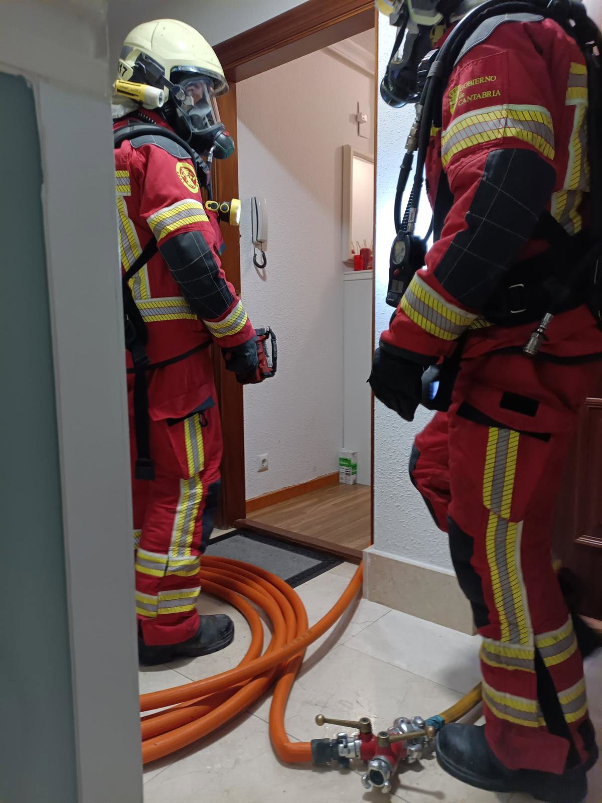 Bomberos acuden a ventilar una casa llena de humo en Noja