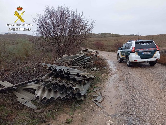 Dos investigados por retirar en Guadalajara fibrocemento sin autorización ni la formación adecuada