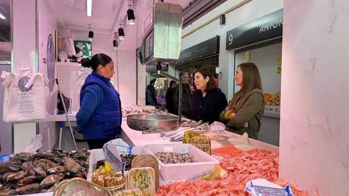La consejera de Empleo, Empresa y Trabajo Autónomo, Rocío Blanco, visita, junto con la concejala Elisa Pérez de Siles, el Mercado de Salamanca de Málaga.