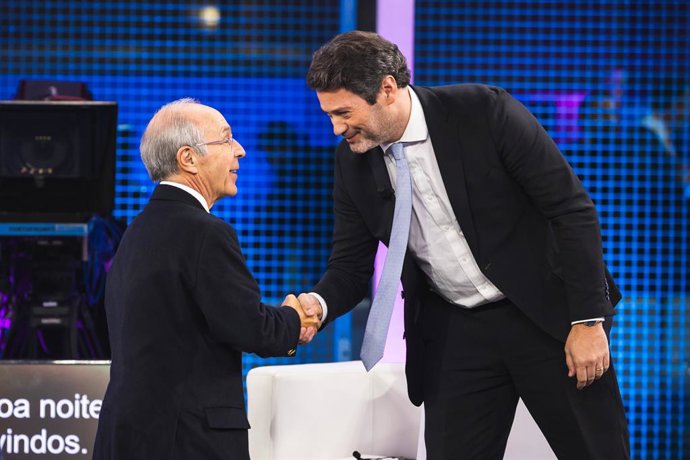 El candidat del Partit Social Demòcrata, Luis Marquis Mendes, junt amb el de Chega, Andre Ventura, en el marc d'un debat electoral. 