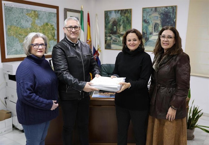 Recogida de firmas en Espartinas (Sevilla) para mejoras en servicio de autobús.