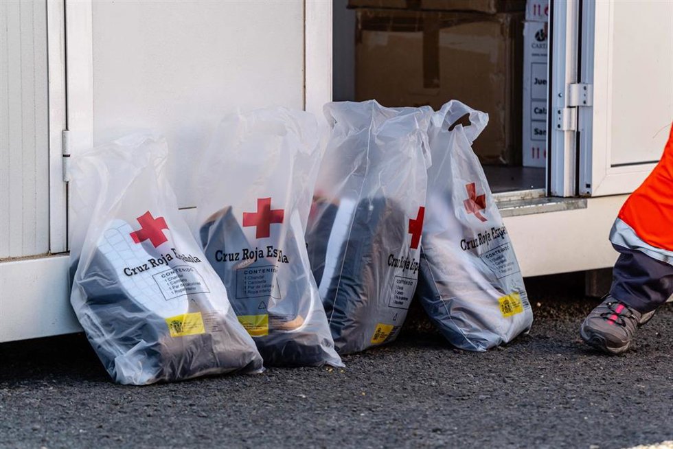 Archivo - Imagen de archivo de varios kits de equipaje de Cruz Roja para los migrantes que llegan a España, en el Muelle de La Cebolla, a 1 de septiembre de 2021, en Lanzarote, Islas Canarias (España)