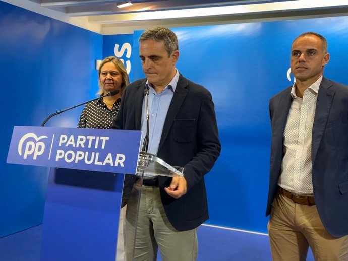 Archivo - El diputado José Vicente Marí Bosó, la senadora del PP Maria Salom, y el senador Martí Torres, en una rueda de prensa en la sede del PP en Palma. Archivo.