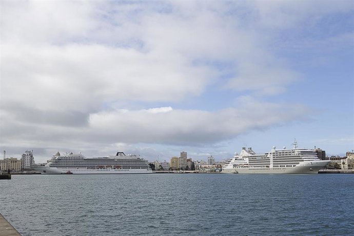 Archivo - Dos cruceros anclados en el Puerto de Cádiz. ARCHIVO.