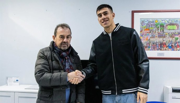 El presidente del Getafe, Ángel Torres, con el defensa argentino Zaid Romero