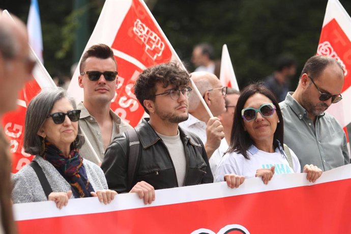 El secretario xeral de las Xuventudes Socialistas de Galicia, Xurxo Doval, en una manifestación junto a cargos del PSdeG
