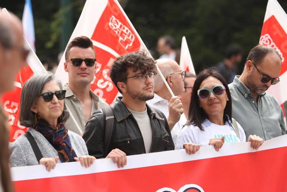 El secretario xeral de las Xuventudes Socialistas de Galicia, Xurxo Doval, en una manifestación junto a cargos del PSdeG