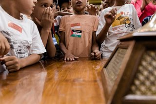 Archivo - Recepción de niñas y niños saharauis del programa ‘Vacaciones en Paz’, en el Congreso de los Diputados.
