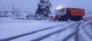 Dos aspectos de carreteras nevadas en la provincia, con vehículos de la Diputación de Segovia