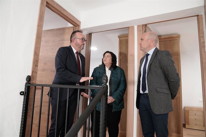 El presidente de la Diputación de Almería, José Antonio García Alcaina, durante la visita a una de las viviendas rehabilitadas de las antiguas Casas de los Maestros de Bédar.