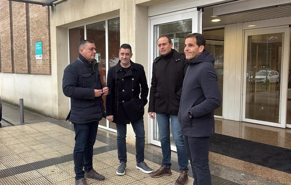 El candidato del PSOE por el Alto Aragón, Fernando Sabés, junto a otros representantes socialistas ante las puertas del Hospital de Barbastro.